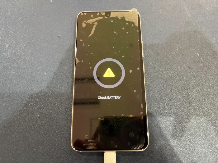 豊川市・当日修理】Galaxy S22の「Check Battery」表示による